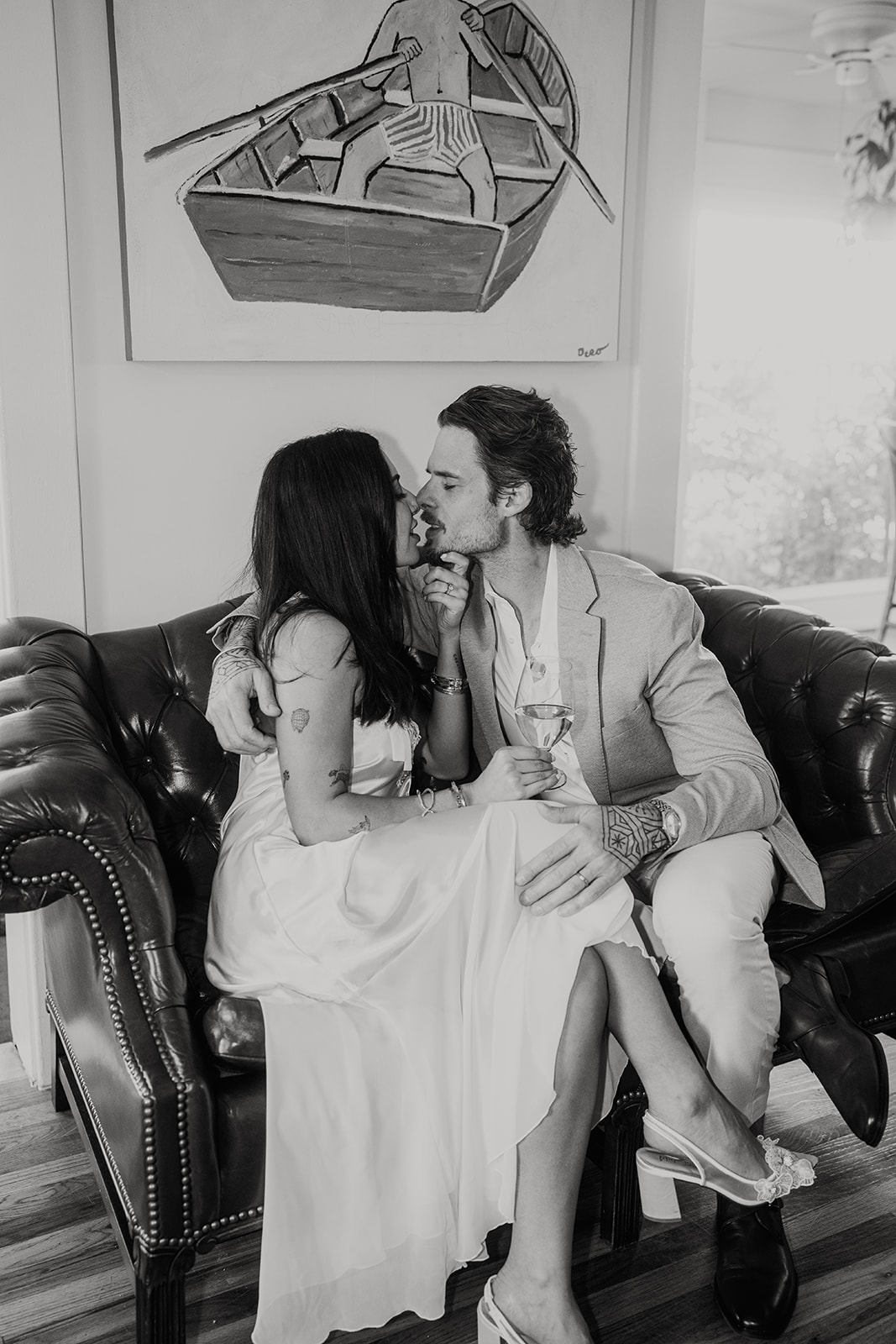 Phoenix courthouse wedding couple kissing on couch, black-and-white